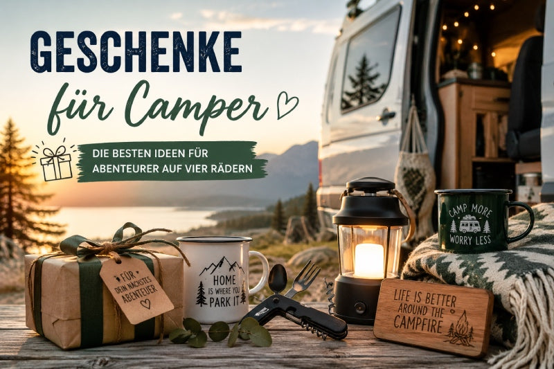 Geschenke für Camper: Emaille-Tassen, Laterne und verpacktes Geschenk vor einem Camper-Van