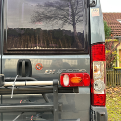 Warnaufkleber „Keine Wertsachen im Camper“ am Heck eines Kastenwagens