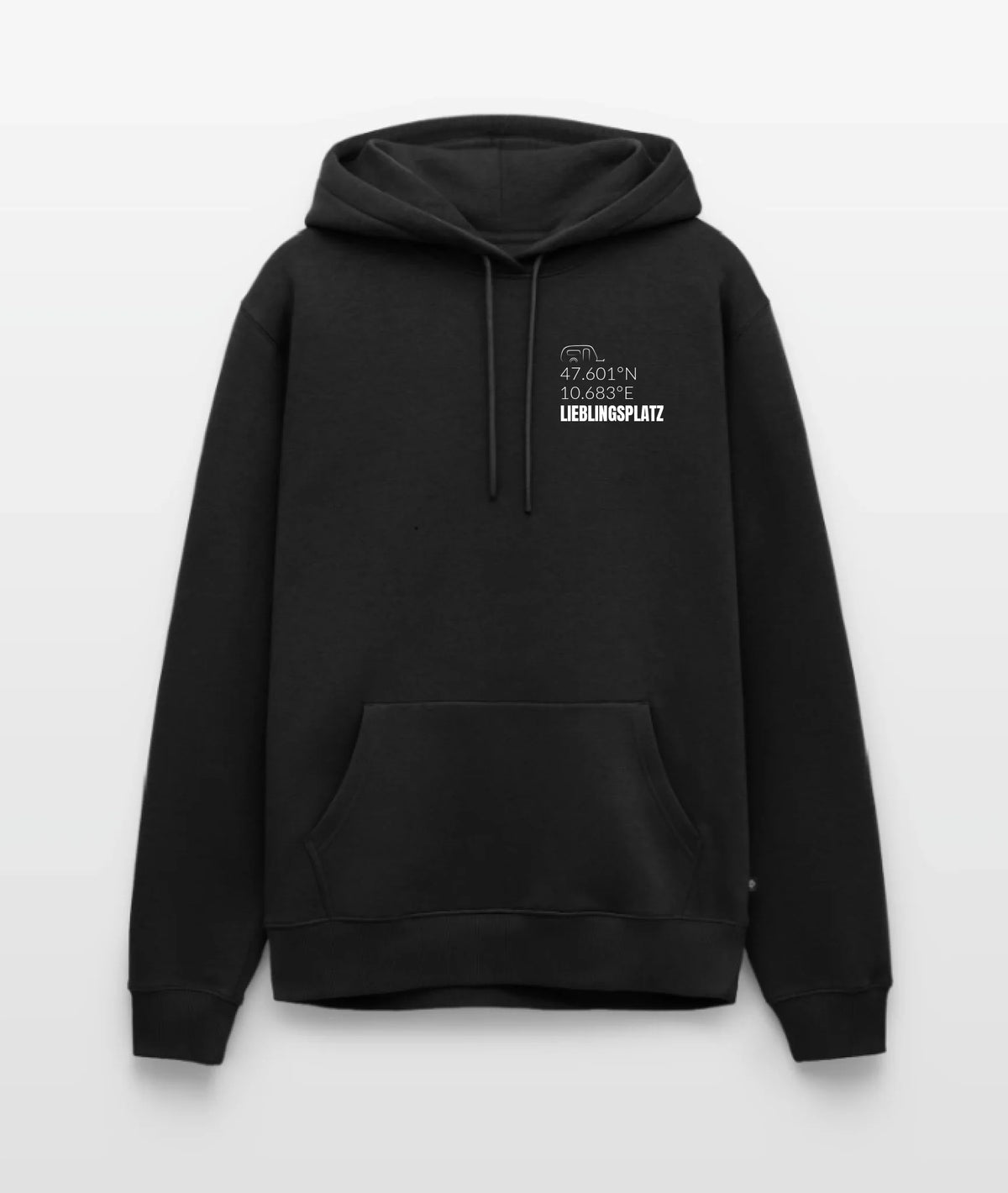 Personalisierter Koordinaten Hoodie für Herren in Schwarz – Brustdruck mit Wohnwagen-Symbol, GPS-Koordinaten und Schriftzug „Lieblingsplatz“