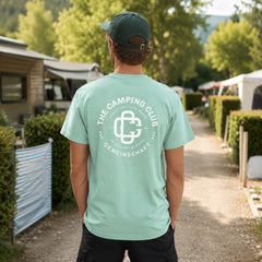 Rückenansicht: Herren T-Shirt „The Camping Club“ in Mint auf dem Campingplatz