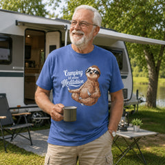 Mann trägt das Herren T-Shirt „Camping ist Meditation“ mit Faultier auf dem Campingplatz