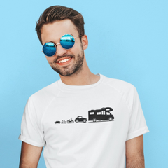 Mann trägt das Herren T-Shirt „Evolution Wohnmobil“ in Weiß