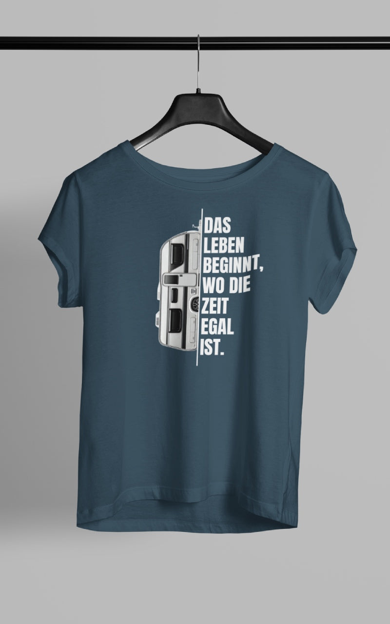 Camping ist Zeitlos - Damen Camping T-Shirt - Wohnwagen