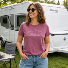 Frau trägt das Damen T-Shirt „Keep it simple“ vor einem Wohnwagen