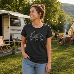 Frau trägt das Damen Camping T-Shirt „Lebe Liebe Campe“ auf dem Campingplatz
