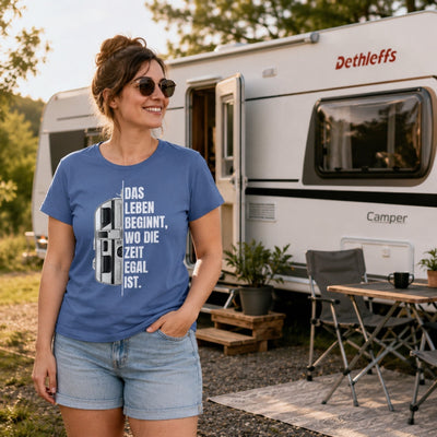 Camping ist Zeitlos - Damen Camping T-Shirt - Wohnwagen