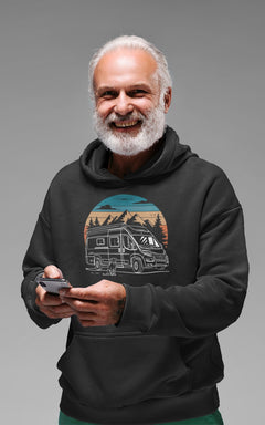 Mann trägt den Herren Hoodie „Vanlife mit Hund“ in Schwarz